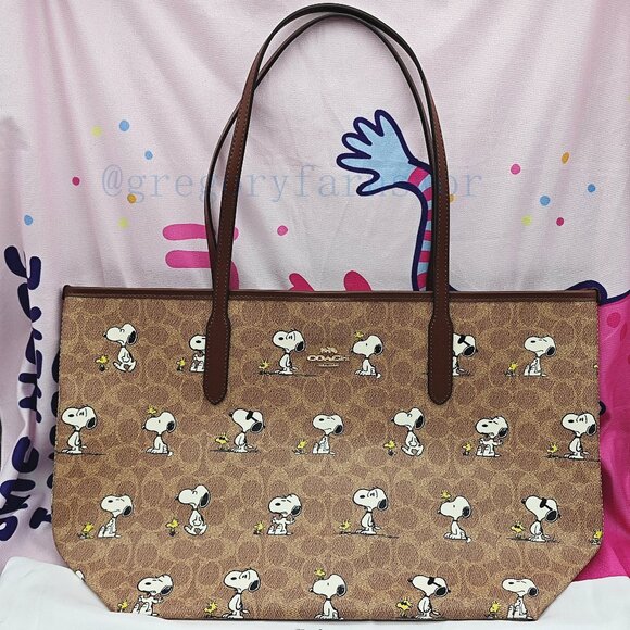Coach X Peanuts tote In Signature Canvas With Snoopy Print - Picture 1 of 6